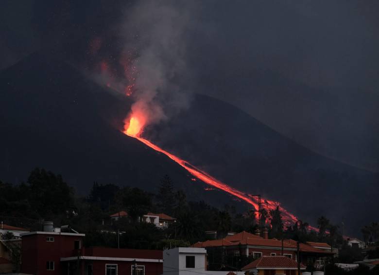 La emisión de lava es mucho mayor de la emitida a lo largo de la pasada semana, pero sobre todo mucho más fluida. Fotos: EFE