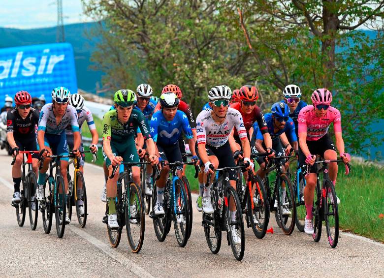 Pogacar (de rosado) impone un ritmo arrollador en el Giro-2024. Daniel Martínez (azul), quien siempre lo persigue, lo escolta en la general. FOTO: Getty