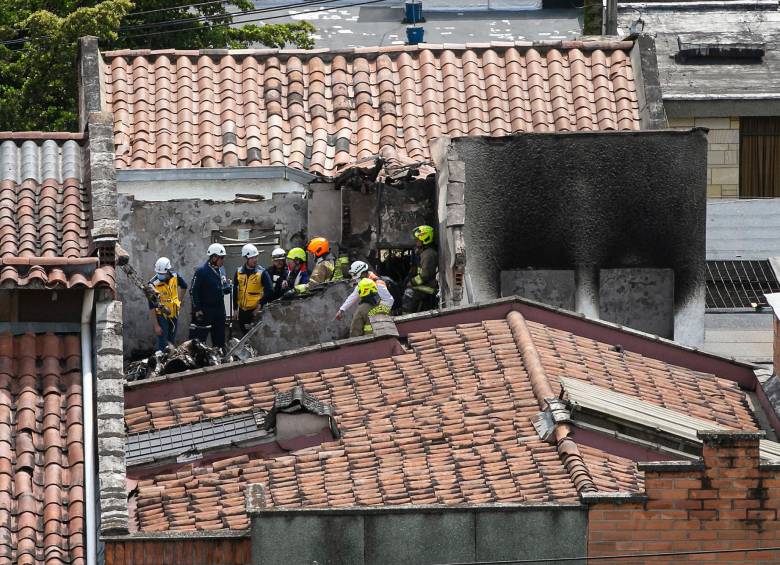 Los restos de la aeronave quedaron esparcidos por cuatro viviendas en Belén Rosales, luego de que esta se siniestrara. FOTO: ESNEYDER GUTIÉRREZ CARDONA
