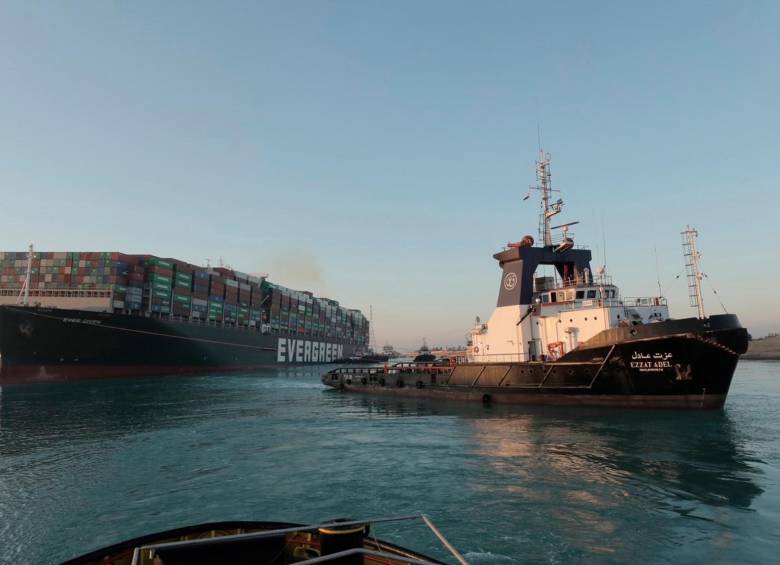 Reflota completamente el buque que bloqueaba el Canal de Suez 