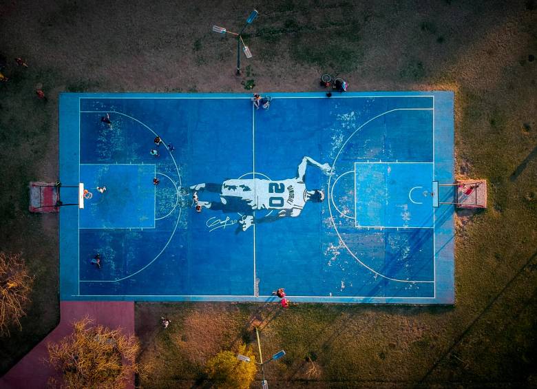 Una cancha en Buenos Aires lleva la imagen de Emanuel Ginobilli, nuevo integrante del Salón de la Fama del baloncesto mundial. FOTO EFE 