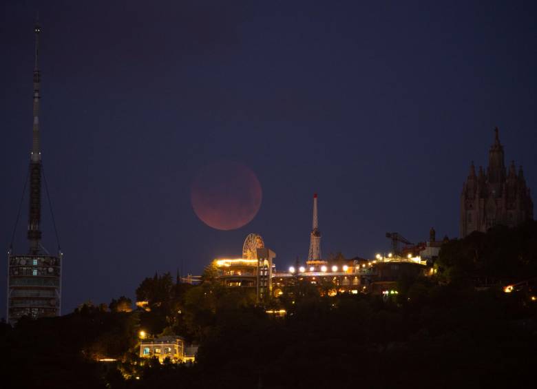 Eclipse lunar desde Barcerlona, España. FOTO: EFE