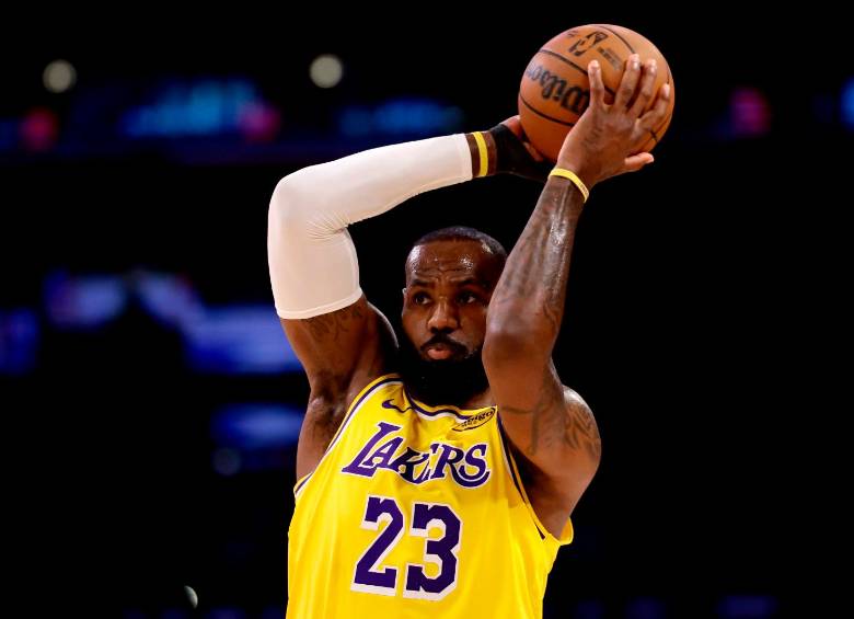 LeBron James sale del top 10 de jugadores con mejor salario de la NBA. Foto: GETTY.