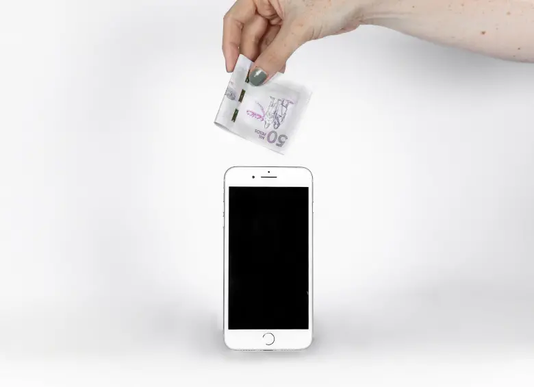 Hoy solo siete de los 30 bancos del sistema permiten realizar transferencias interbancarias gratuitas desde cuentas de ahorro a través de sus aplicaciones móviles. Foto: Camilo Suárez 