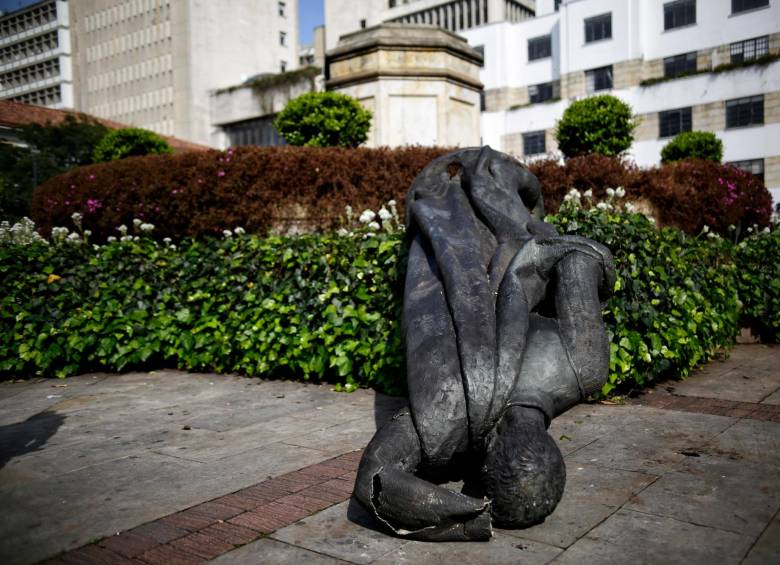 La estatua del fundador de Bogotá fue derribada en la madrugada de este viernes. FOTO COLPRENSA