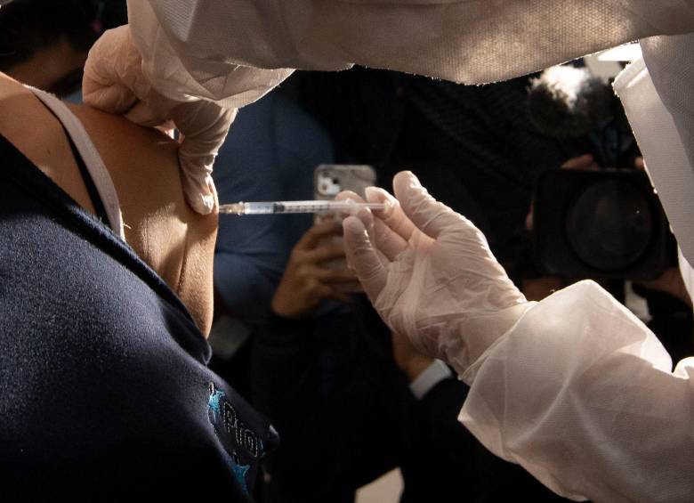 Mientras avanza el plan de vacunación, las autoridades tratan de contener la amenaza de un nuevo pico, con medidas como la alerta roja hospitalaria. FOTO EDWIN BUSTAMANTE