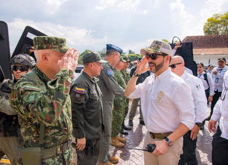 De la Espriella visitó ayer el barrio Cuarto de Legua en Cali. En esa ciudad encabezó un consejo de seguridad. FOTO Presidencia