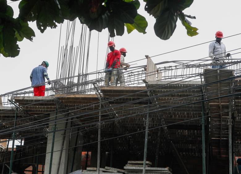La construcción en España enfrenta una creciente escasez de trabajadores especializados, mientras miles de empleados del sector se acercan a la jubilación. FOTO EL COLOMBIANO.