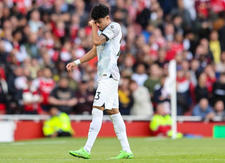 El guajiro se retiró lesionado en el minuto 42 del partido frente al Arsenal, que se impuso 3-2. FOTO: Getty
