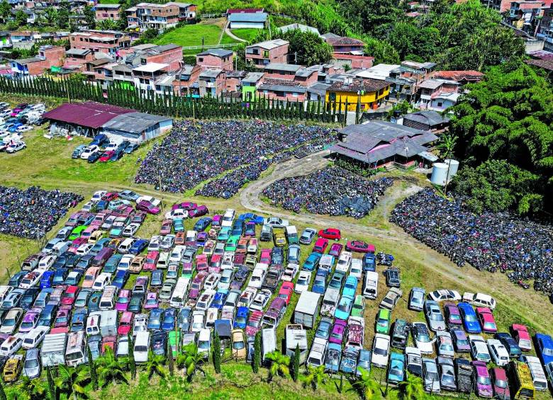 El lote donde funciona el “patio” de Itagüí para vehículos retenidos por el tránsito queda en la vereda La Miel de Caldas. En papeles figura a nombre de un fideicomiso. FOTO: Manuel Saldarriaga