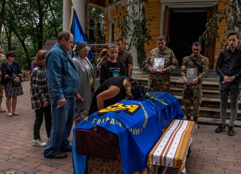 Familiares de un militar ucraniano asistieron a su funeral en la región del Donbás. FOTO: EFE