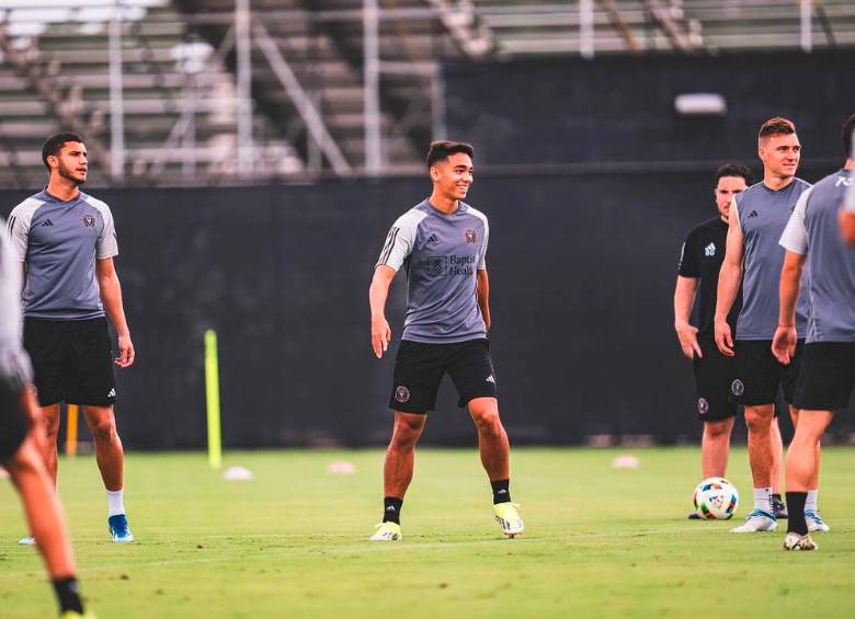 Alejandro tiene solo 17 años de edad y ya se muestra su talento ante grandes del fútbil. FOTO INSTAGRAM CUMPLIDO