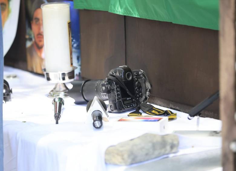 Con fotografías, cámaras y micrófonos, los gremios periodísticos homenajearon a Mateo Pérez Rueda en La Alpujarra de Medellín. Foto: Camilo Súarez