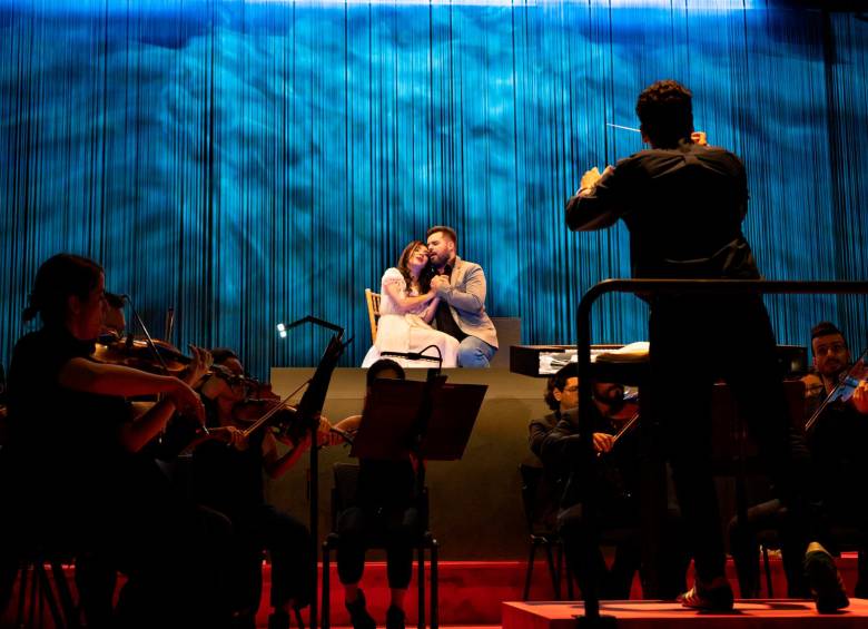 La Traviata narra una historia de amor trágico entre una cortesana y un joven aristócrata de Francia. FOTO Cortesía