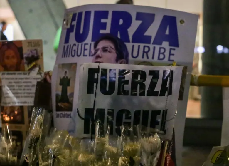 Mensajes de fuerza en la Fundación Santa Fe, después del atentado al precandidato Miguel Uribe Turbay. FOTO: COLPRENSA