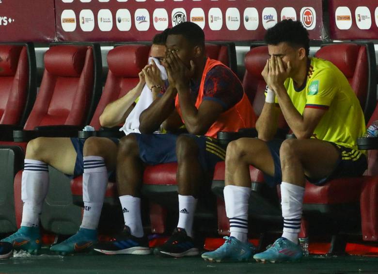 La tristeza de los jugadores colombianos en el banco. FOTO EFE