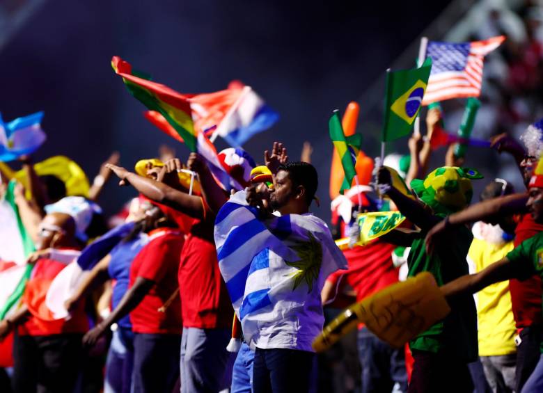 Con la narración del actor estadounidense Morgan Freeman, presente en el estadio, el acto pasó a ser un homenaje al hincha, con cánticos de todas las aficiones y unas camisetas gigantes representando los equipos presentes en este Mundial. Foto Getty