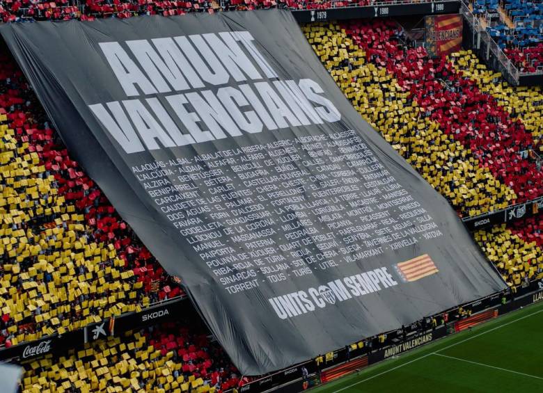 El club Valencia C.F. citó media hora antes del partido a sus aficionados para rendirles homenaje a los fallecidos por el fenómeno Dana. Foto: redes sociales. 