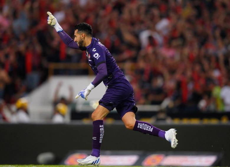 Camilo Vargas se consolida en el fútbol de México. Este domingo sale por el título. Fue elegido el jueves el jugador del partido. FOTO: AFP