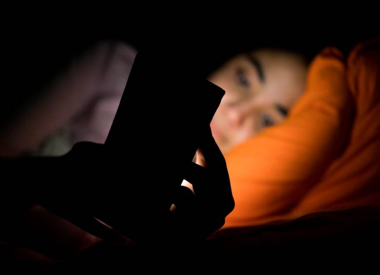 El ‘vamping’ provoca la pérdida de horas de sueño por estar frente a la pantalla. FOTO Sstock