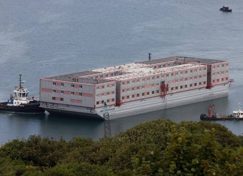 El barco, llamado Bibby Stockholm, es propiedad de la empresa Bibby Marine Ltd. Los inmigrantes que sean llevados a esta mole flotante permanecerán entre tres y seis meses mientras deciden su suerte. FOTO GETTY