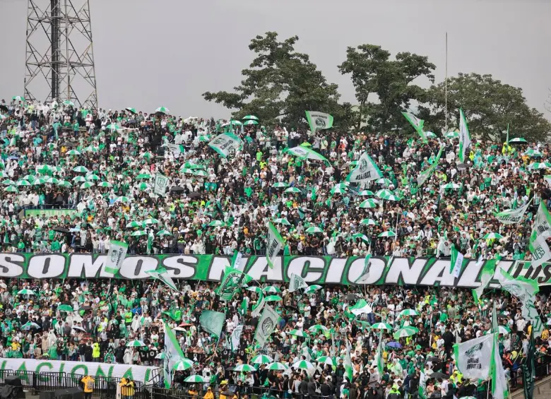 Los aficionados del cuadro verde le mostraron su respaldo al equipo de cara a la final de vuelta de Liga contra Junior. Foto: Camilo Suárez