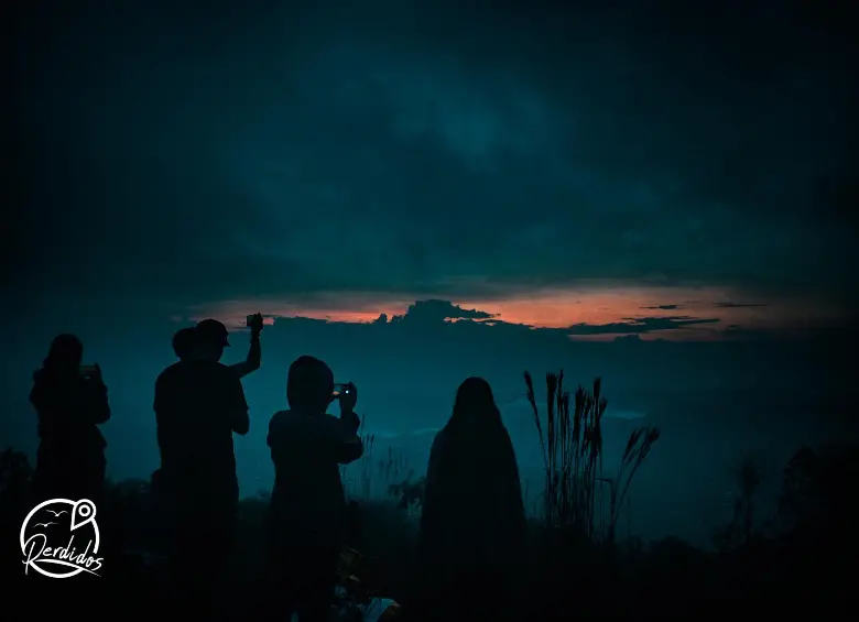 Primeras líneas del amanecer en cima de Tabor. Foto: Club de los Perdidos. 