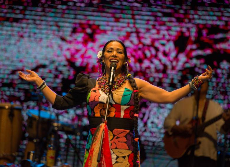 Lila Downs con su colorido traje en el Teatro Metropolitano. FOTO Cortesía Teatro Metropolitano / Yojan Valencia