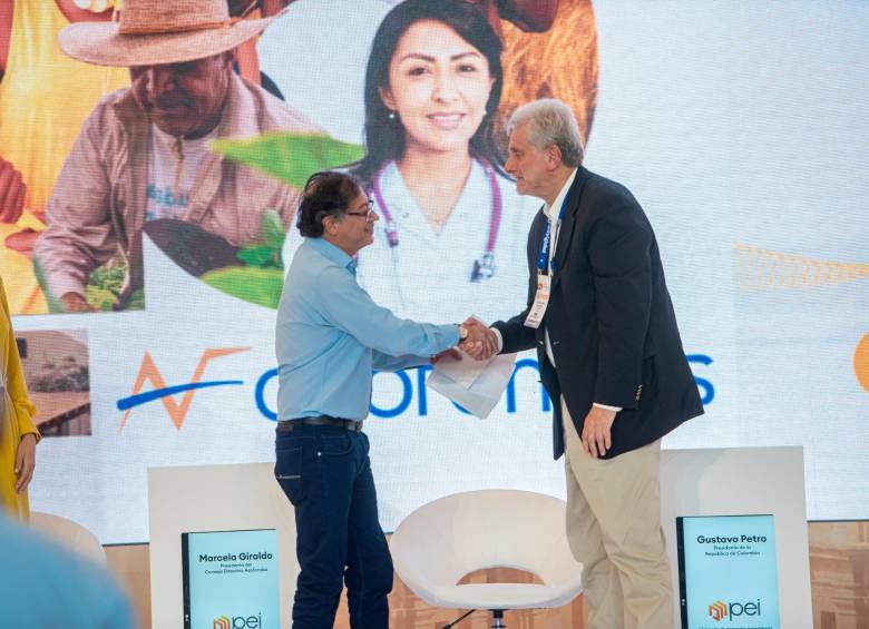 El presidente Gustavo Petro y Santiago Montenegro, presidente de Asofondos, tuvieron un cara a cara sobre la reforma pensional en Cartagena, durante el Congreso del gremio. FOTO CORTESÍA Presidencia
