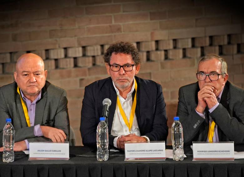 De izquierda a derecha: Julián Gallo, Pastor Alape y Rodrigo Londoño, antiguos integrantes del Secretariado de las Farc. FOTO: COLPRENSA.