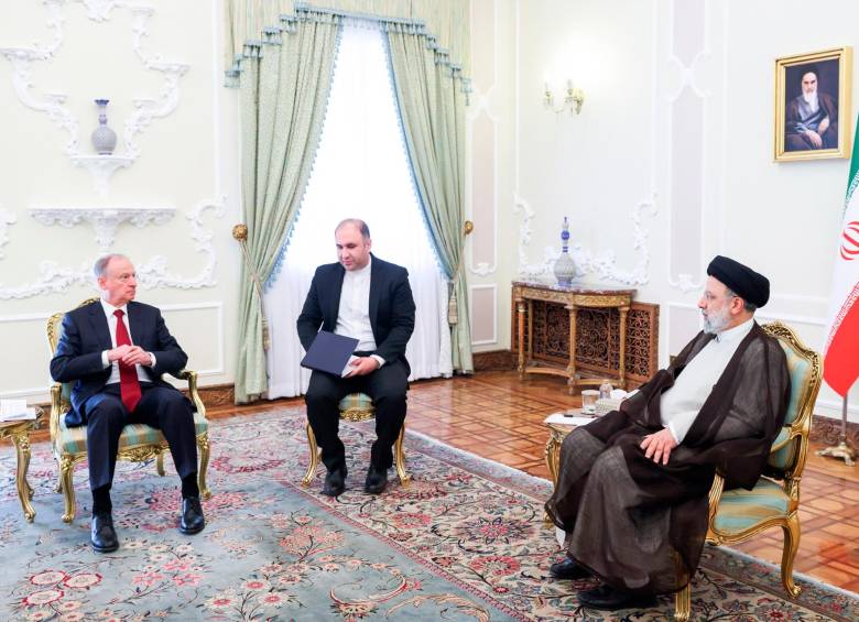 En Irán hubo una reunión entre presidente iraní Ebrahim Raisi y el secretario del Consejo de Seguridad de Rusia, Nikolái Pátrushev (izquierda), en la que negociaron armamento. FOTO: EFE.