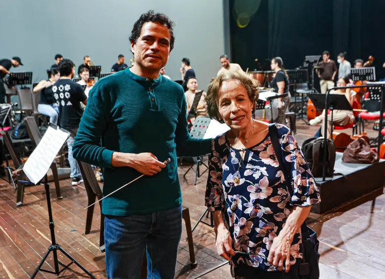 El maestro Juan Montoya será el director invitado de la Orquesta Departamental de Antioquia. A su lado, la maestra Blanca Uribe. Foto: Manuel Saldarriaga.