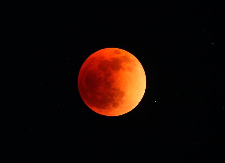 Debido al tamaño angular del Sol, la sombra que proyecta la Tierra consta de dos zonas: la umbra y la penumbra. En la umbra no existe radiación solar directa, mientras que en la penumbra la radiación solar es bloqueada solo parcialmente. FOTO: EFE