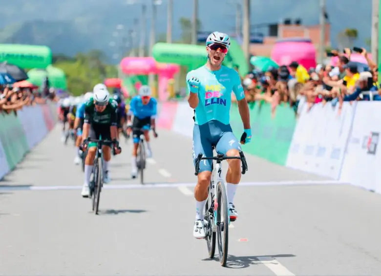 Wilmar Paredes cruzando la meta en Pitalito. FOTO: Fedeciclismo