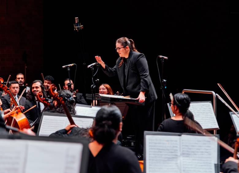 Ana María Patiño-Osorio es la primera mujer que asume el cargo de Directora Titular en Filarmed, y también la directora más joven en los 43 años de historia de la orquesta. Foto cortesía