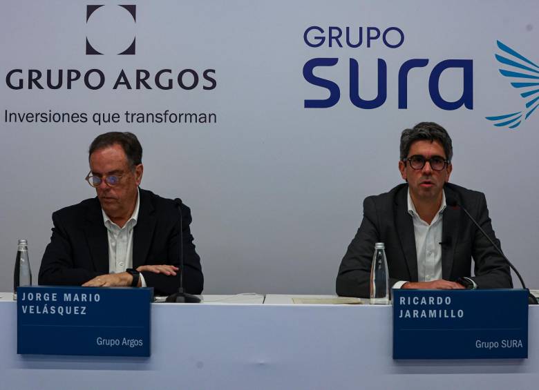 Jorge Mario Velásquez, presidente del Grupo Argos, y Ricardo Jaramillo, presidente de Grupo Sura, esta semana explicando los alcances del acuerdo entre ambas compañías. FOTO MANUEL SALDARRIAGA