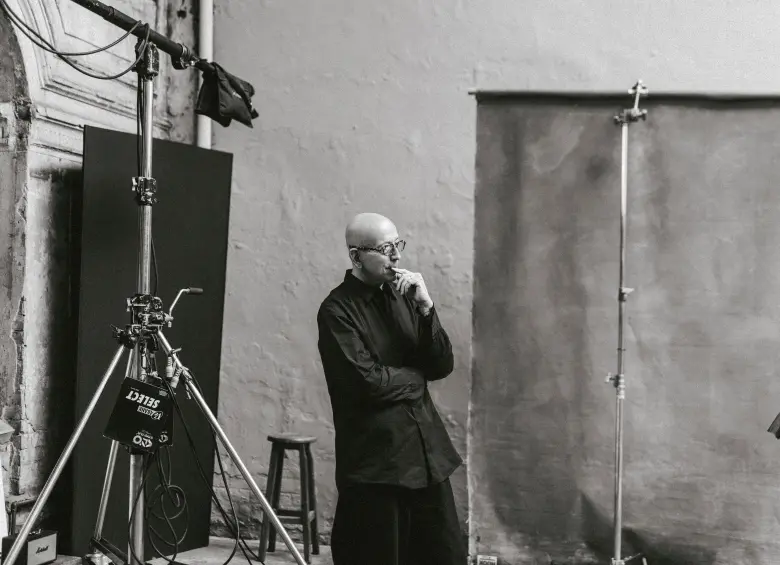 Ruvén Afanador en el estudio en el que trabajó estos 48 retratros en Bogotá. FOTO Cortesía Chevignon