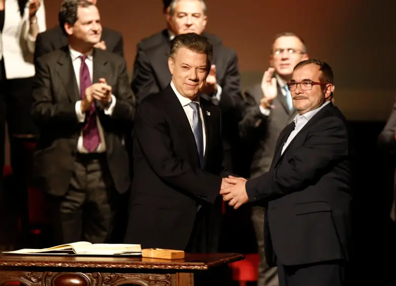 Juan Manuel Santos y Rodrigo Londoño, último comandante de las Farc durante la firma del Acuerdo de Paz del teatro Colón en Bogotá. FOTO COLPRENSA
