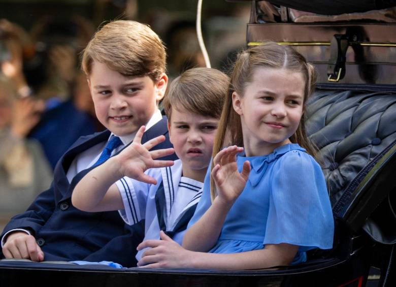 Para los pequeños príncipes George, Louis y Charlotte, que saludaron a los curiosos desde la carroza ataviados con colores en tonos azul claro, oscuro y blanco, se trató de su primer desfile militar.