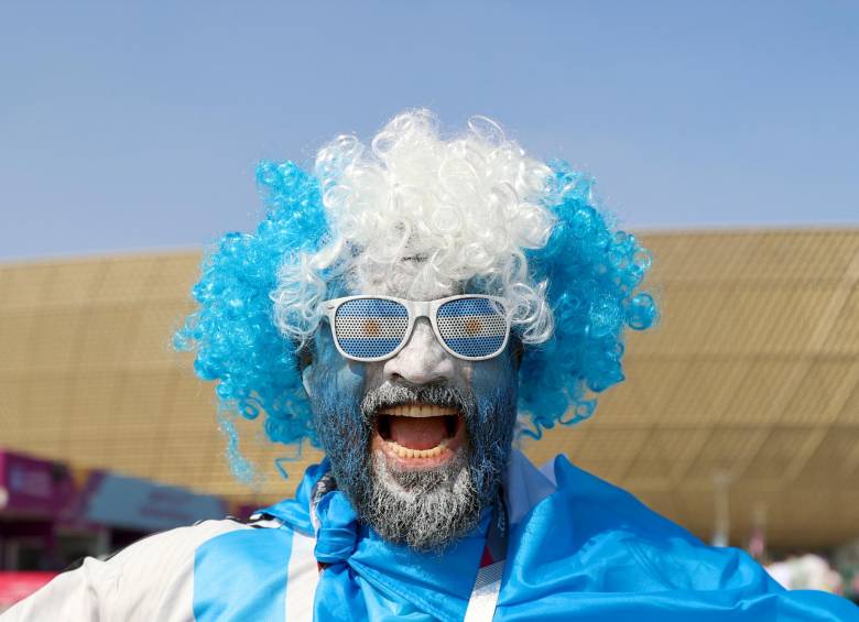 Los argentinos también llegaron a Qatar con sus pelucas, caras pintadas y diferentes atuendos para animar a la selección. FOTO: GETTY