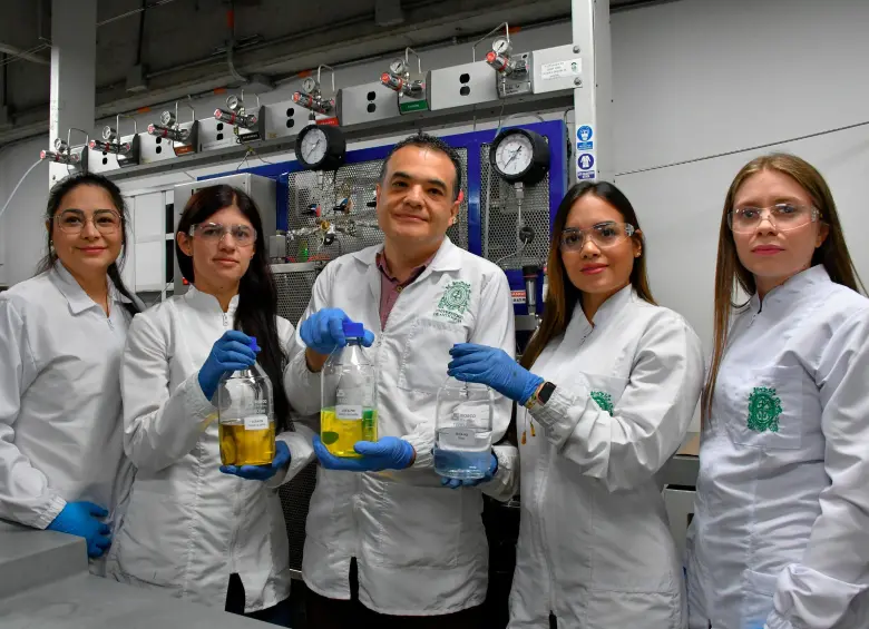 Este es parte del equipo adscrito a la Universidad de Antioquia que ha trabajado durante una década para desarrollar la fórmula del biojet. FOTO Cortesía