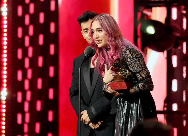 Ela Taubert subió a recibir su premio con su productor Kevin Aguirre. FOTO Cortesía Academia Latina de la Grabación