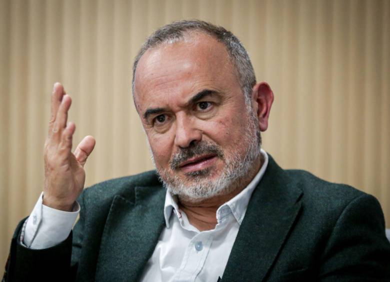 El ministro Jorge Iván Cuervo no estuvo de acuerdo con que se pidiera la necropsia de Kevin Acosta, quien murió luego de que la Nueva EPS por fallas en el suministro no le diera unos medicamentos para tratar la hemofilia. Foto: Colprensa