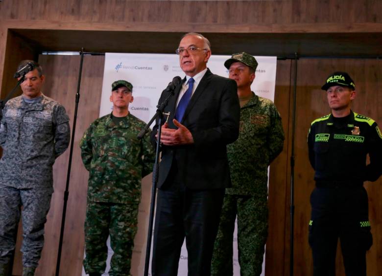 El ministro de Defensa, Iván Velásquez, presentó este martes su nueva política de seguridad enfocada en el respeto por la vida y el medio ambiente. FOTO: COLPRENSA