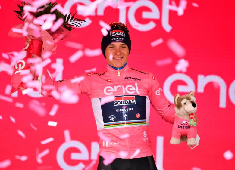 El pedalista belga Remco Evenepoel recuperó la camiseta rosada que lo certifica como el líder de la clasificación general de la ronda italiana. FOTO: TOAMADA DEL TWITTER DE @giroditalia