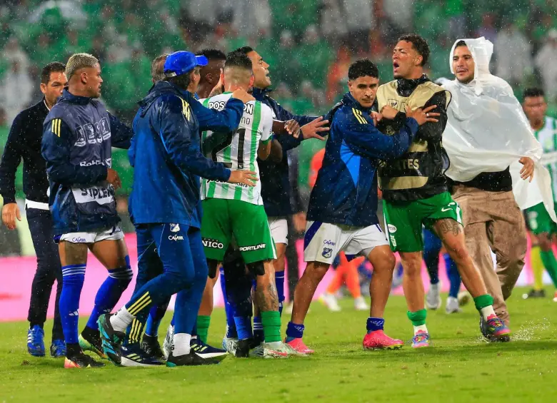 Jugadores de Nacional y Millonarios se fueron a los empujones una vez Bismark Santiago pitó el final del partido que dejó a los capitalinos a un paso de la final. Foto: EL COLOMBIANO