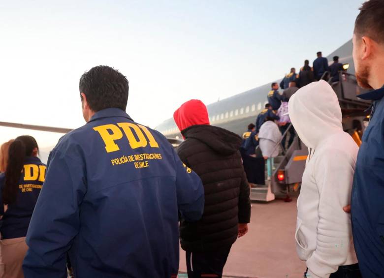 Migrantes irregulares, en su mayoría colombianos, fueron deportados en el primer vuelo del gobierno de José Antonio Kast, en el inicio de una política de expulsiones masivas. FOTO: AFP. 