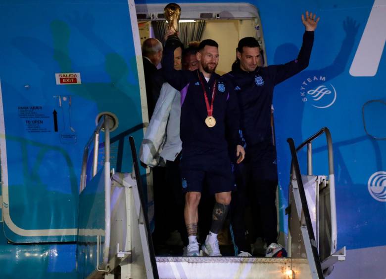 Lionel Messi Lionel Scaloni fueron los primeros en salir del avión en el aeropuerto de Ezeiza en Buenos Aires. FOTO: EFE