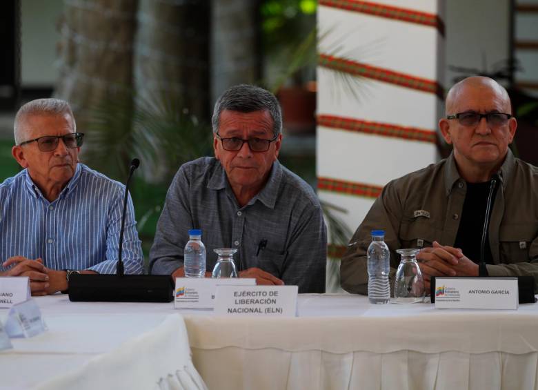 Desde la izquierda, los voceros del ELN para los diálogos “Aureliano Carbonell”, “Pablo Beltrán” y “Antonio García”. FOTO: EFE
