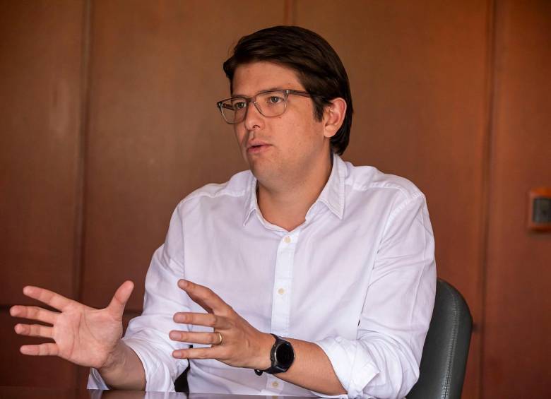 El senador Miguel Uribe Turbay envió la carta sobre los ataques a la prensa en Colombia a diversas ONG y a conglomerados y medios internacionales. FOTO CARLOS VELÁSQUEZ